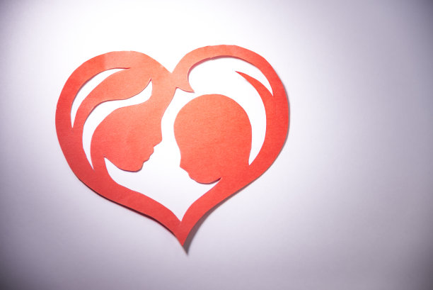 母亲和孩子在纸心形的形式图片下载