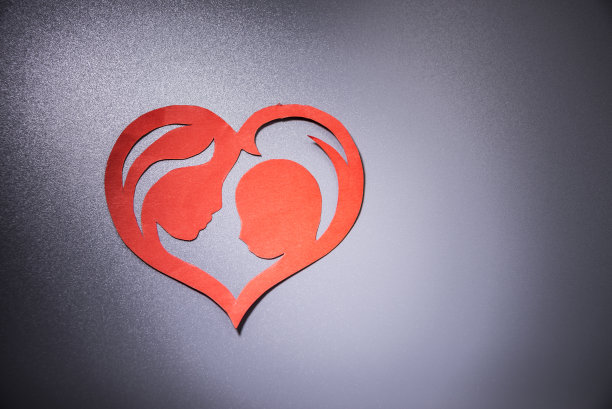 母亲和孩子在纸心形的形式图片下载