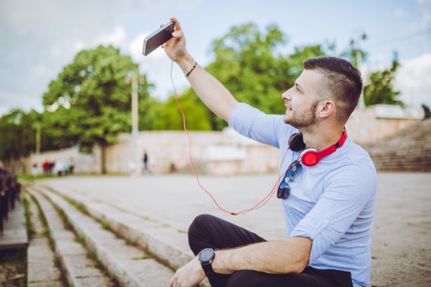 有人在河边自拍图片下载