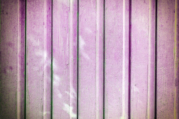 光滑的木板的底色涂了肮脏的淡紫色漆。纹理有油漆污点。带有小插图的照片。图片下载