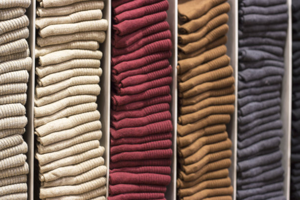 五颜六色的袜子堆放在架子上图片下载