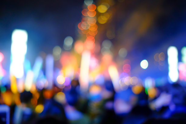 抽象模糊的人群观看音乐会，唱歌跳舞，感觉享受和乐趣。图片下载