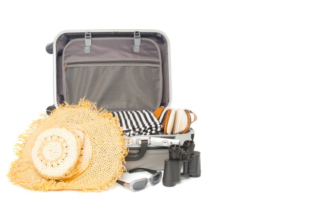 打开带有白色背景的衣服和配饰的旅行袋图片下载