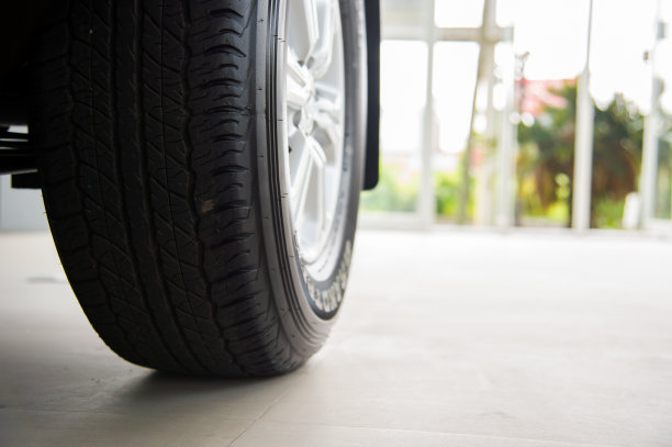 汽车车轮特写，背景柔焦过曝图片下载