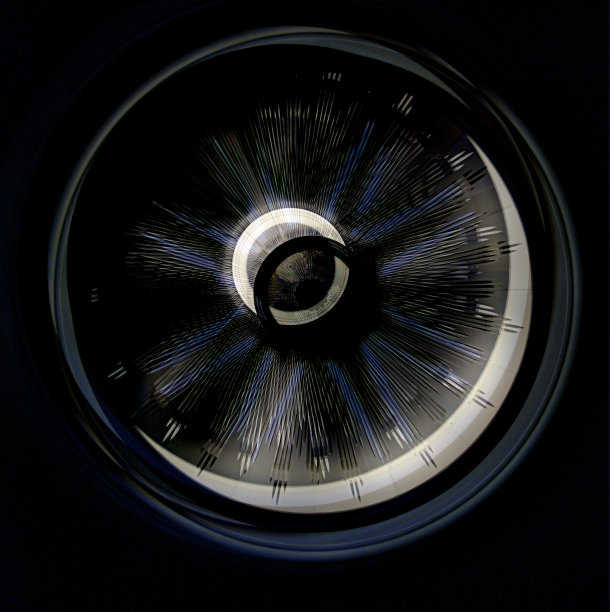 不寻常的圆形物体，光线发散。重制了黑暗中灯/灯具的特写照片。现代建筑、工业或技术的抽象背景。图片下载