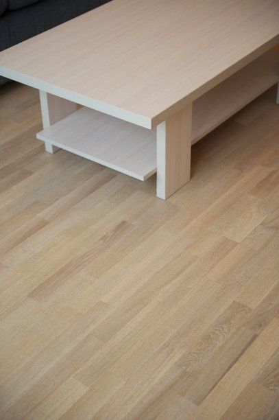 桌子放在地板上图片下载