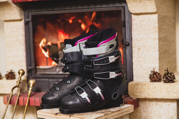 雪地靴放在壁炉前图片下载