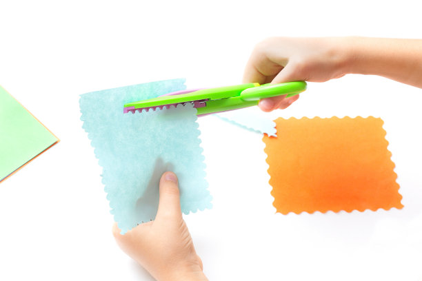 孩子们的手用剪子剪出彩纸。儿童活动，休闲。图片下载