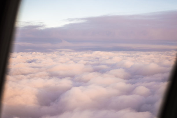 从飞机窗口拍摄的云端照片的顶视图图片下载