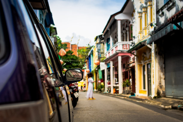 聚焦在普吉岛老城一辆汽车的侧视镜。图片下载