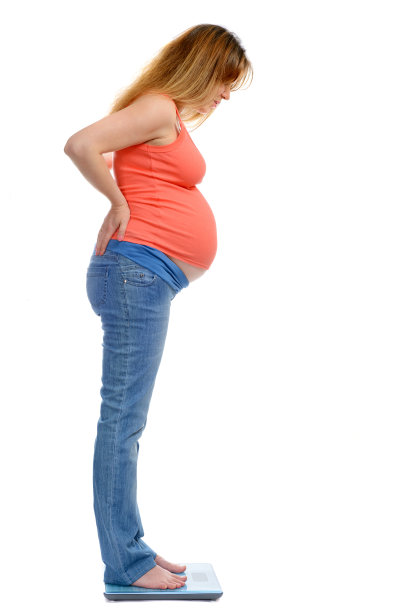 一个可爱的孕妇站在秤上图片下载