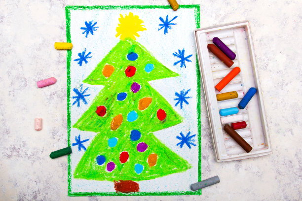 彩色手绘:美丽的圣诞树和彩色的球图片下载