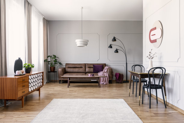 黑色的椅子在桌子附近的木制橱柜在复古的客厅内部和皮革沙发。真实的照片图片下载