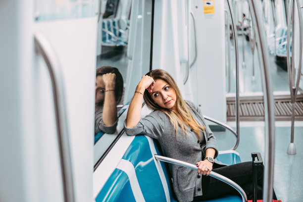 年轻女子通勤图片下载