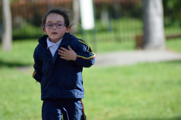 小女孩在公园里跑步图片下载