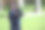小女孩在公园里跑步图片下载