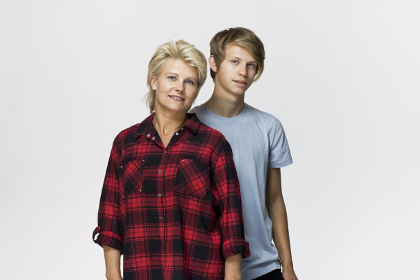 全家福。微笑的母子穿着休闲装图片下载