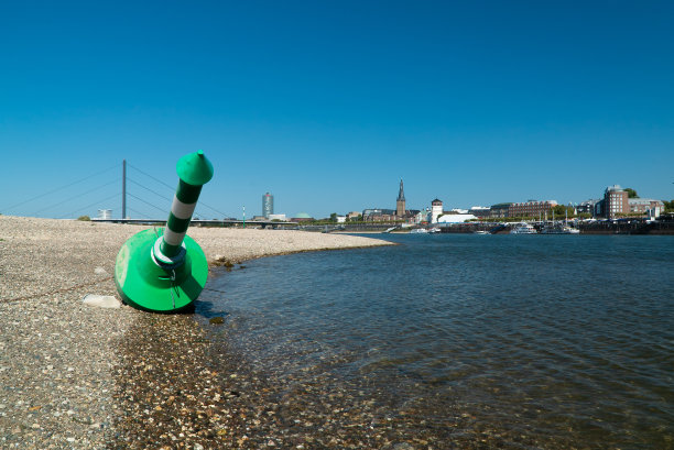 2018年德国杜塞尔多夫莱茵河上的干燥夏季图片下载