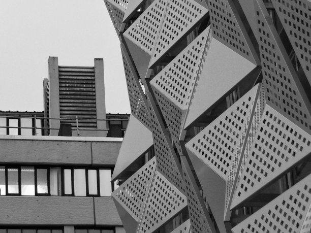 单色抽象的城市景观的几何现代建筑和混凝土商业建筑与窗户的线条图片下载