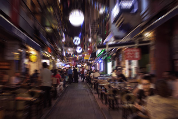 伊斯坦布尔塔克西姆/Beyoglu地区晚上人们走在街道上的模糊运动图像。位置是一个繁忙的夜生活，购物和餐饮区。图片下载