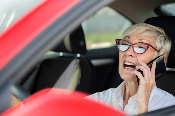 鲁莽成熟的女人一边开车一边打电话图片下载