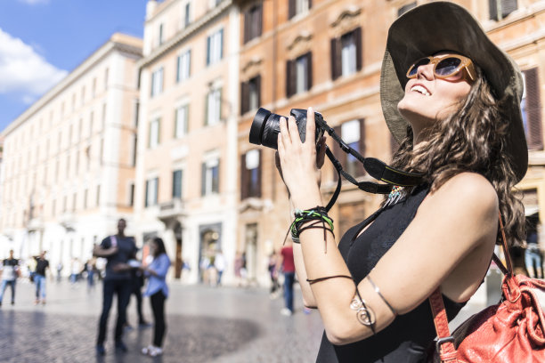 带着相机和背包的漂亮女人图片下载