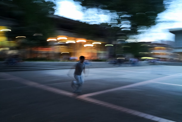 年轻的成年人以非常快的速度奔跑和慢跑，动作动作模糊图片下载