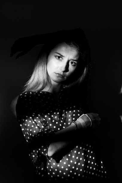 一个脸上有阴影的女人的肖像。图片下载