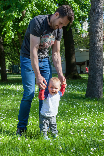 快乐的小男孩和他的父亲迈出了人生的第一步图片下载
