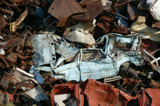 在垃圾场撞坏的车图片下载