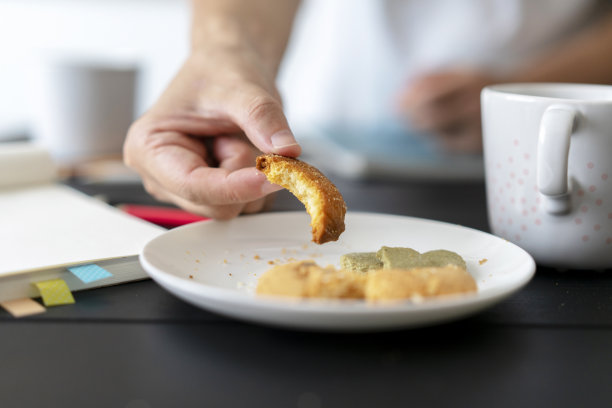 在插画家工作室的咖啡休息时间吃饼干图片下载