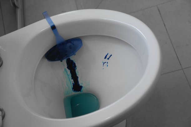 厕所里的蓝色香皂图片下载