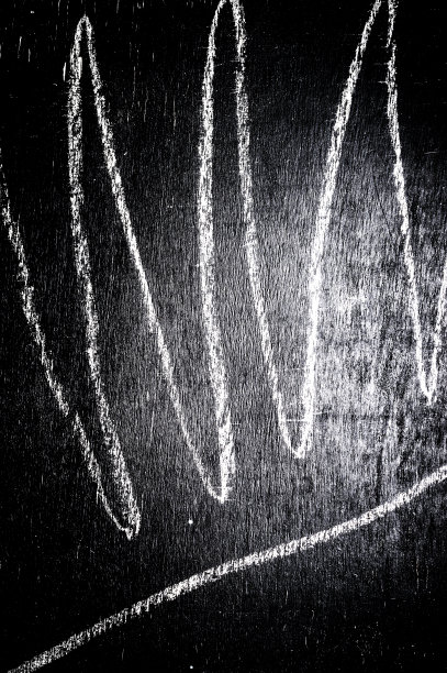 在饱经风霜的黑板上画一条波浪线图片下载