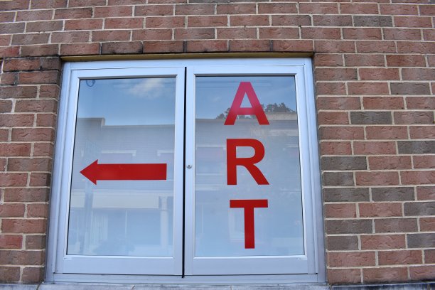 指向艺术方向的橱窗广告牌图片下载