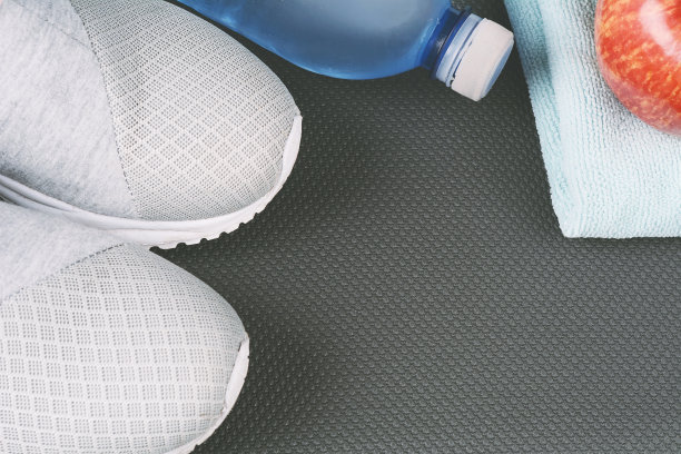 运动鞋和水设置运动活动图片下载