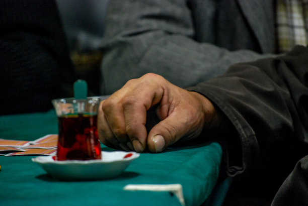 传统茶杯中的土耳其茶图片下载