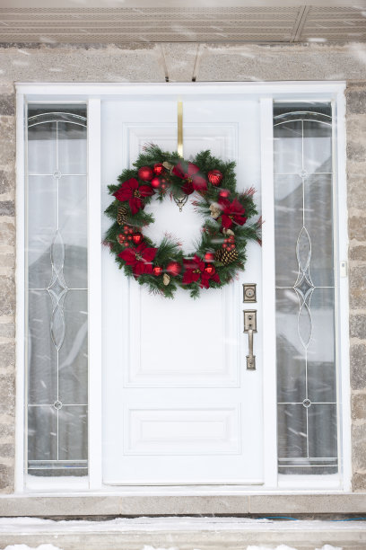 圣诞花环挂在前门。图片下载