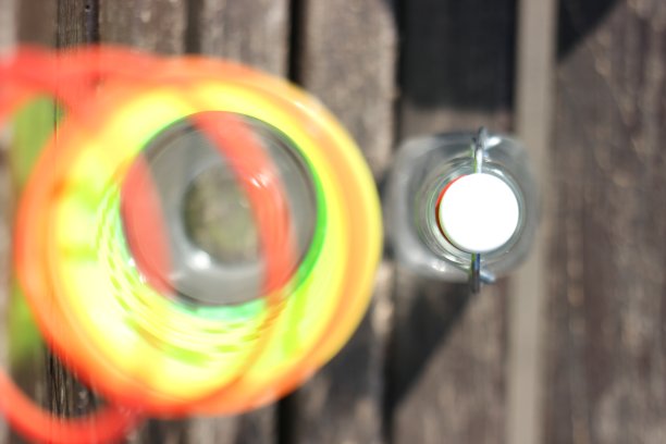 一次性玻璃杯和一瓶水图片下载