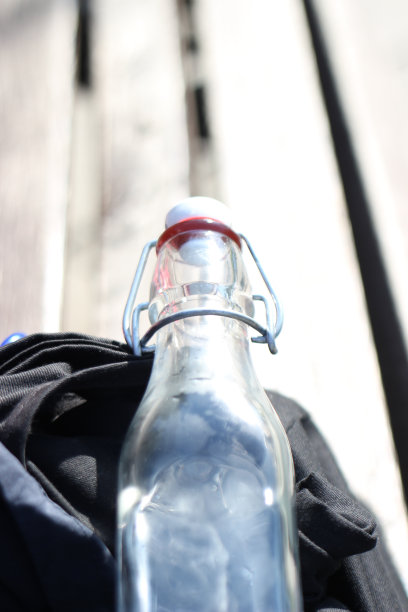 一瓶水图片下载