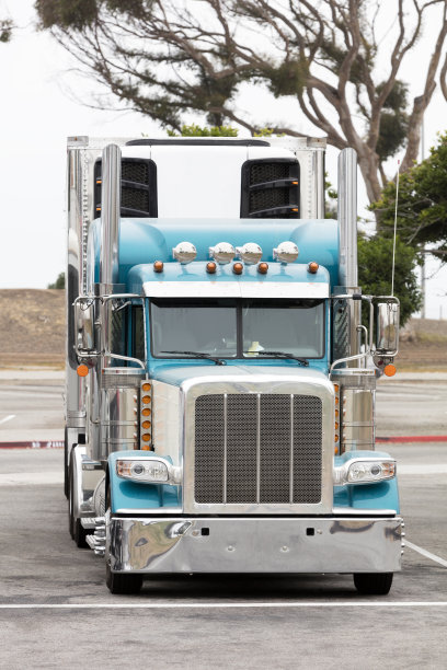 停在卡车站的卡车图片下载