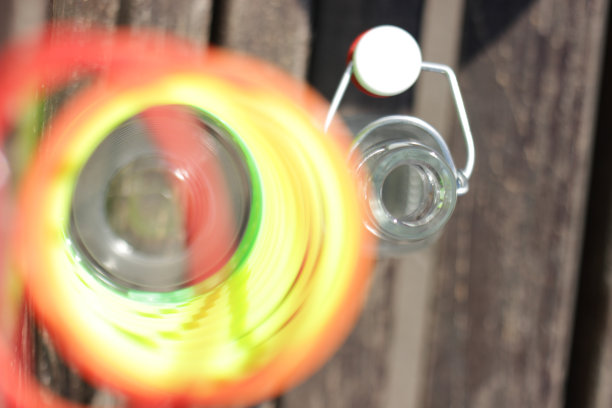 一次性玻璃杯和一瓶水图片下载