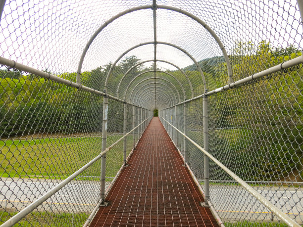 关在笼子里的人行天桥图片下载