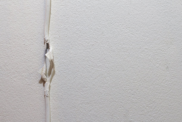 墙上断了的旧电缆图片下载