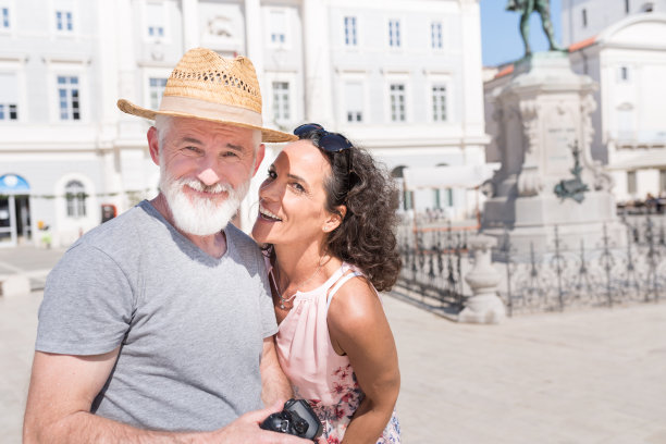 老年夫妇度假拍照图片下载