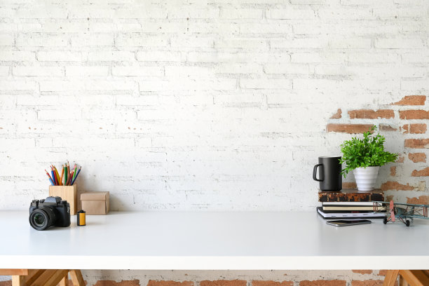 阁楼工作区与配件和复制空间。图片下载