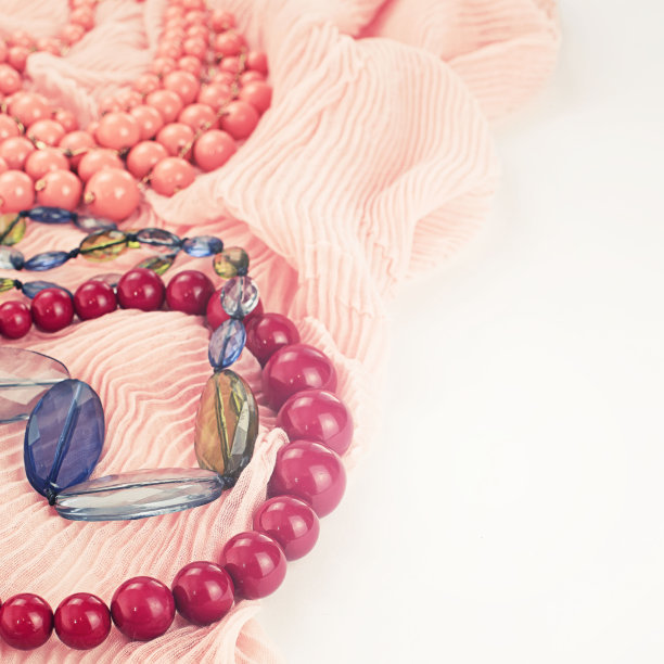 为女性时尚采购设置配件。图片下载