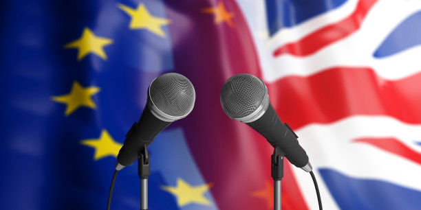 欧盟和英国的关系。前面有两个有线麦克风。国旗为背景。三维演示图片下载