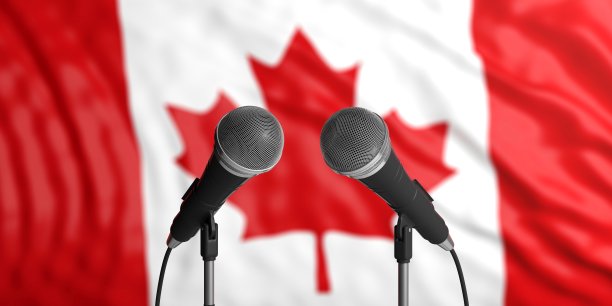 加拿大国旗背景，前面有两个麦克风。关闭视图。三维演示图片下载
