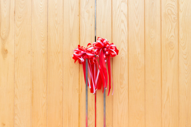 正面的木门与红色缎带缎子蝴蝶结。图片下载