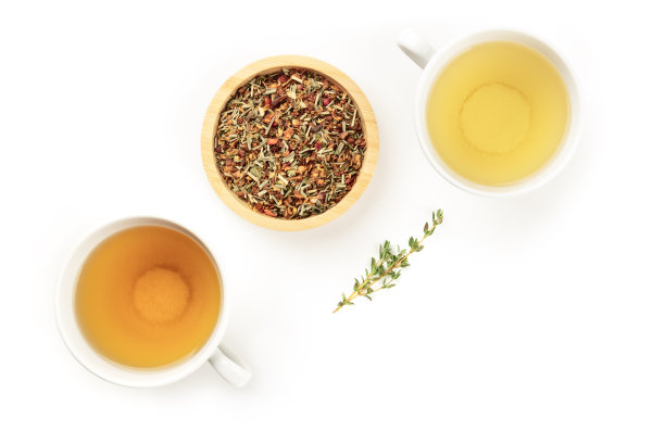 上面的照片是两个茶杯和一个百里香树枝干松散的茶叶，在一个白色的背景和文字的地方图片下载